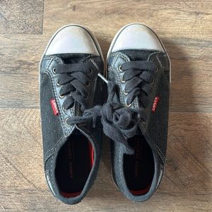 4/$20🥳 Levi’s youth shoes size 1
